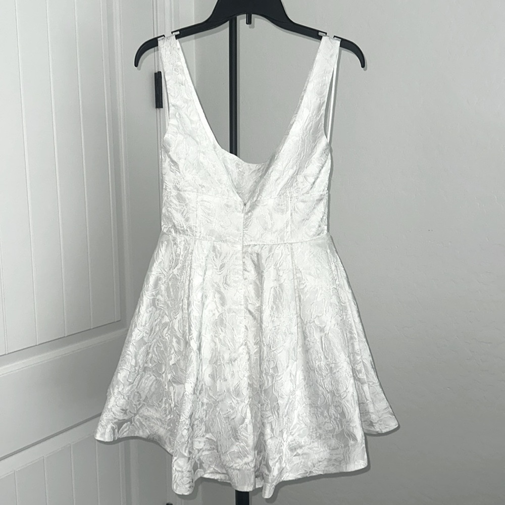 SELFIE LESLIE Belle Enchante Jacquard Mini Dress White Deep V Back Size M - Picture 3 of 16